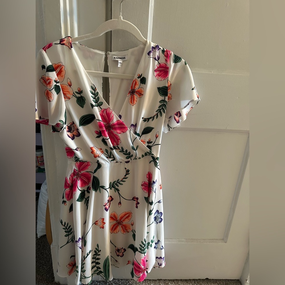 Women’s Express brand floral dress, size 2. Gently worn.